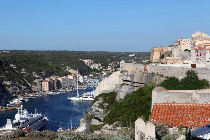 5 bonif 88.JPG - Bonifacio - přístav od pevnosti